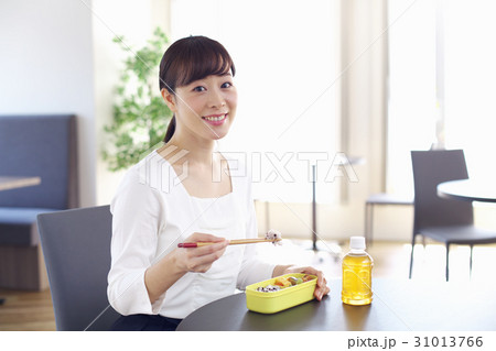 ビジネスイメージ　オフィスランチ　ビジネスウーマン　お弁当 31013766
