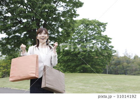 買い物中の女性 買い物中の女性 31014192