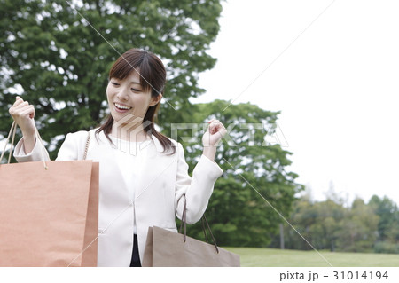買い物中の女性 買い物中の女性 31014194