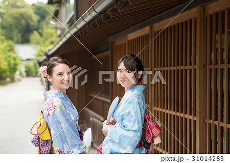 浴衣で散策する女性 31014283