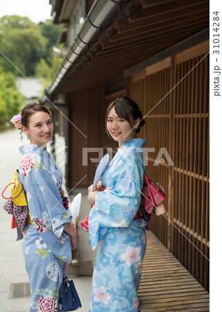 散策するフランス人女性と日本人女性 散策するフランス人女性と日本人女性 31014284