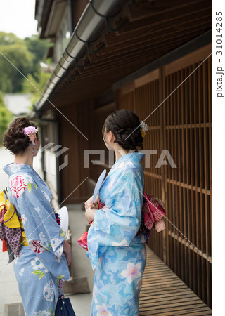 散策するフランス人女性と日本人女性 31014285