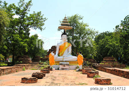 Old buddha statue in ayutthaya temple , Thailand 31014712