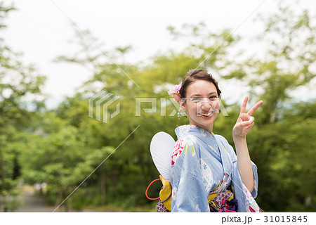 浴衣を楽しむフランス人女性 31015845