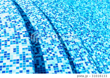 Macro view of blue tiled steps in swimming pool 31016133