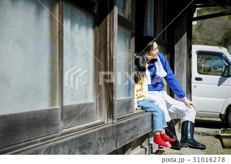 田舎暮らし　縁側でくつろぐ家族 31016278