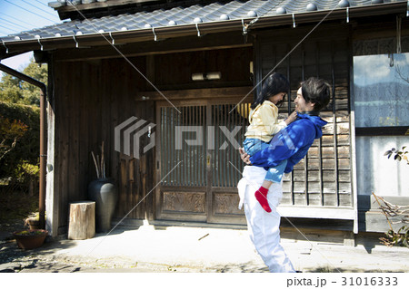 田舎暮らし　仲良しの親子 31016333