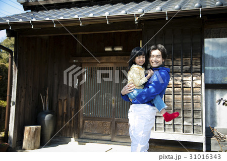 田舎暮らし　仲良しの親子 31016343