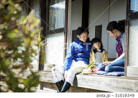 田舎暮らし　縁側でくつろぐ家族 31016349