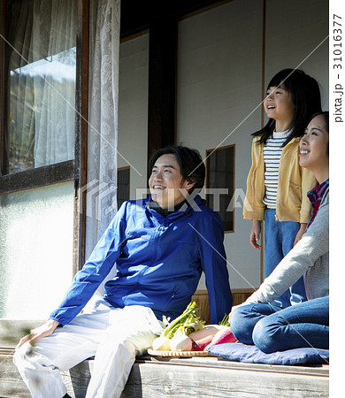 田舎暮らし　縁側でくつろぐ家族 31016377