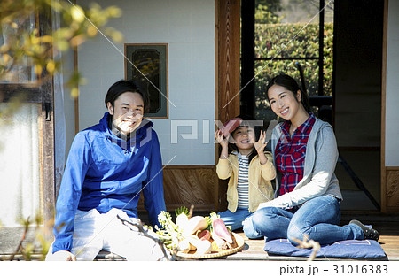 田舎暮らし　縁側でくつろぐ家族 31016383