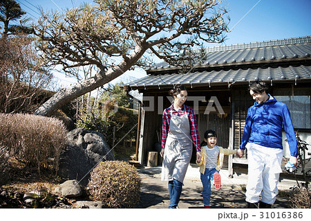 田舎暮らし　仲良しの親子 31016386