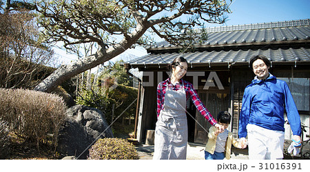 田舎暮らし 仲良しの親子 田舎暮らし 仲良しの親子 31016391