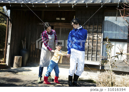 田舎暮らし　仲良しの親子 31016394