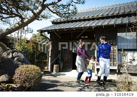 田舎暮らし　仲良しの親子 31016419