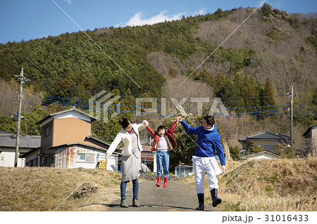 田舎暮らし　散歩する親子 31016433
