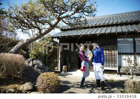 田舎暮らし　仲良しの親子 31016438