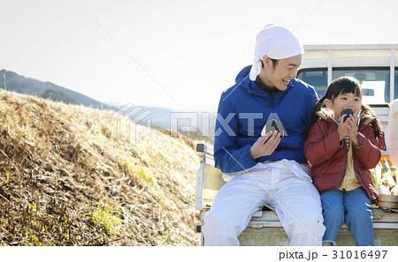 田舎暮らし　ランチを食べる家族 31016497