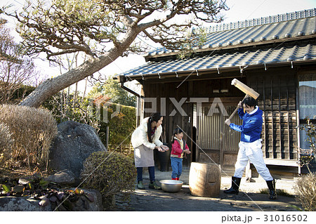 田舎暮らし 餅つきをする家族 田舎暮らし 餅つきをする家族 31016502