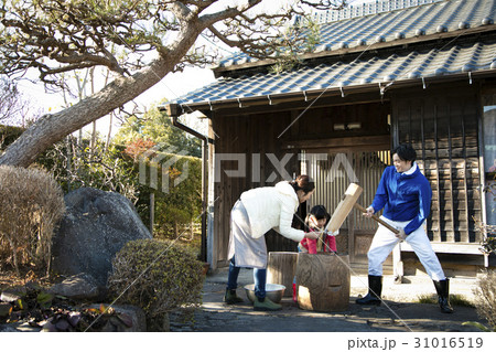 田舎暮らし 餅つきをする家族 田舎暮らし 餅つきをする家族 31016519