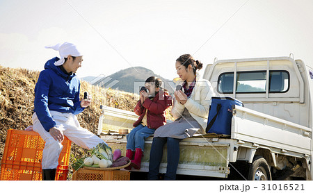 田舎暮らし ランチを食べる家族 田舎暮らし ランチを食べる家族 31016521