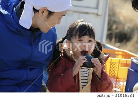 田舎暮らし ランチを食べる家族 田舎暮らし ランチを食べる家族 31016531