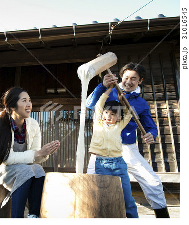 田舎暮らし　餅つきをする家族 31016545