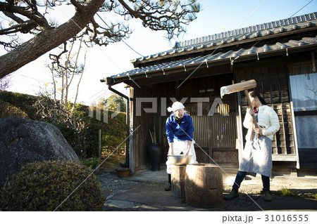 田舎暮らし 餅つきをする家族 田舎暮らし 餅つきをする家族 31016555
