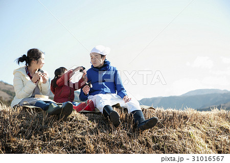 田舎暮らし　ランチを食べる家族 31016567