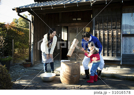 田舎暮らし 餅つきをする家族 田舎暮らし 餅つきをする家族 31016578