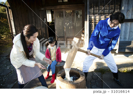 田舎暮らし 餅つきをする家族 田舎暮らし 餅つきをする家族 31016614