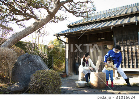 田舎暮らし　餅つきをする家族 31016624