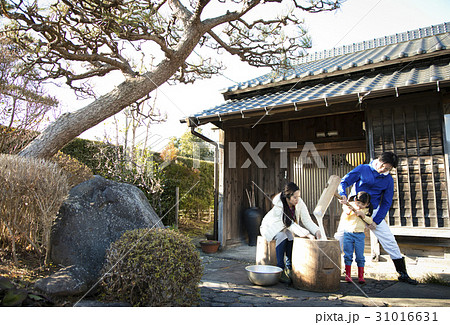 田舎暮らし 餅つきをする家族 田舎暮らし 餅つきをする家族 31016631