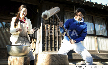 田舎暮らし 餅つきをする家族 田舎暮らし 餅つきをする家族 31016670
