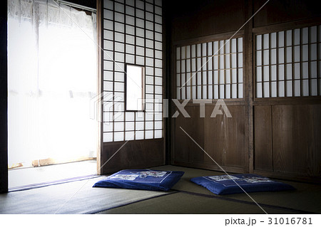 日本家屋 窓の写真素材