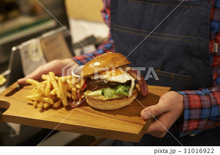 ハンバーガーショップの店員 ハンバーガーショップの店員 31016922