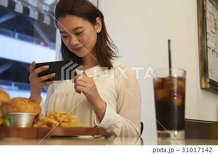 ハンバーガーショップに来た女性 ハンバーガーショップに来た女性 31017142