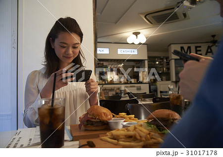 ハンバーガーショップに来たカップル 31017178