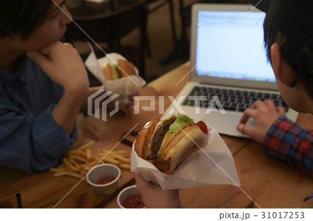 ランチミーティングをする男性2人 31017253
