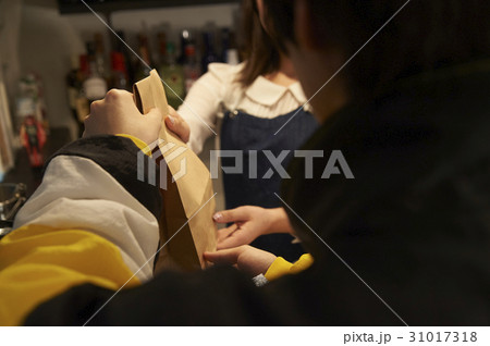 ハンバーガーショップの配達員 ハンバーガーショップの配達員 31017318