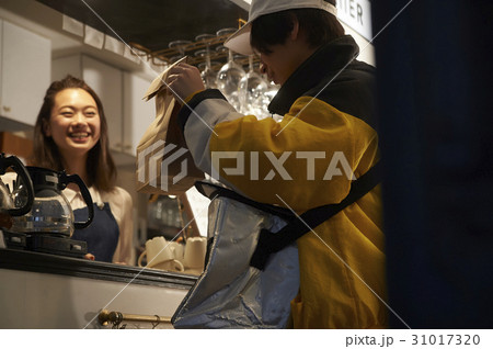 ハンバーガーショップの配達員 ハンバーガーショップの配達員 31017320