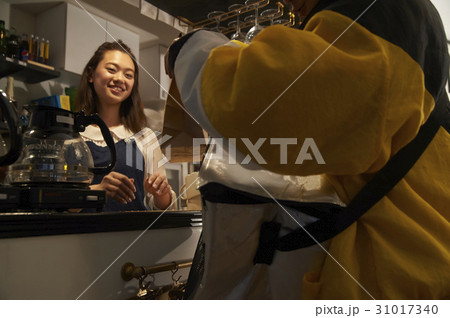 ハンバーガーショップの配達員 31017340