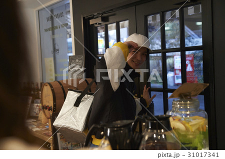 ハンバーガーショップの配達員 31017341