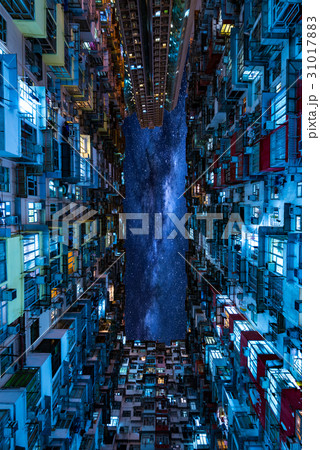 香港・鰂魚涌（クオーリーベイ）の過密住宅から覗く星空 31017883