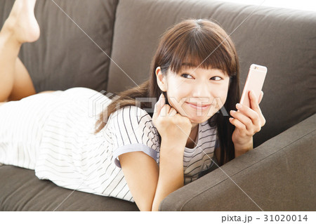 女性　スマホ　ネットショッピング　通信販売　ゲーム　SNS　ライフスタイル　リビング 31020014