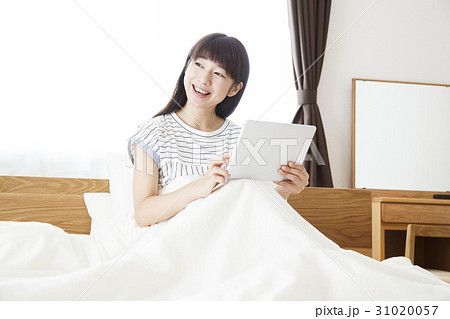 女性 タブレット 寝室 ネットショッピング 通信販売 ゲーム SNS ライフスタイル 女性 タブレット 寝室 ネットショッピング 通信販売 ゲーム SNS ライフスタイル 31020057