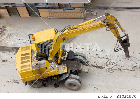 hydraulic crushing hammer demolishing reinforced c hydraulic crushing hammer demolishing reinforced c 31021970