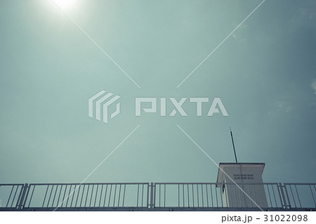 building roof with clear sky and sunlight. 31022098