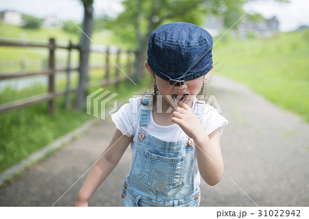 帽子を深くかぶり過ぎた女の子 帽子を深くかぶり過ぎた女の子 31022942