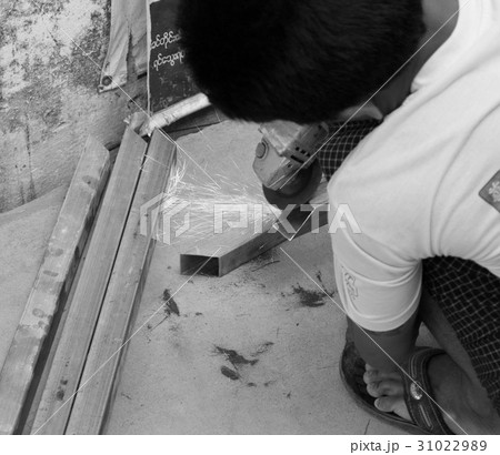 WORKER CUTTING STEEL WITH ELECTRIC WHEEL GRINDER WORKER CUTTING STEEL WITH ELECTRIC WHEEL GRINDER 31022989